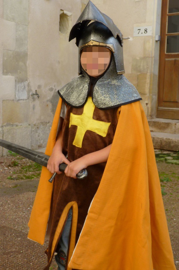 Costume du chevalier croisé à la cape