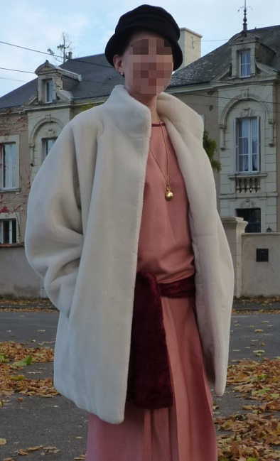 Robe Louise avec manteau de fourrure et chapeau