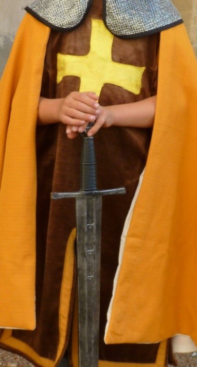 Détail du costume du chevalier croisé à la cape