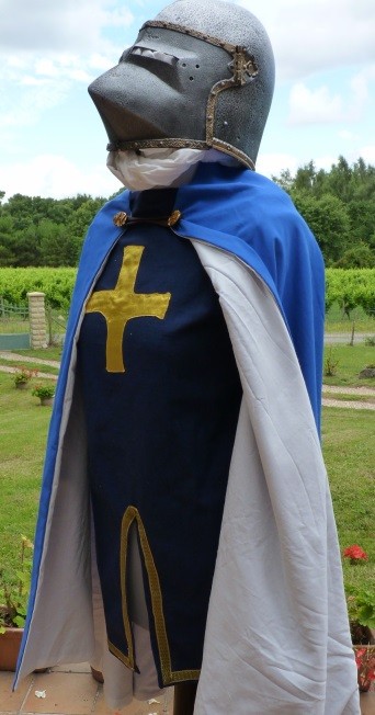 Détail du costume du chevalier croisé à la cape bleue