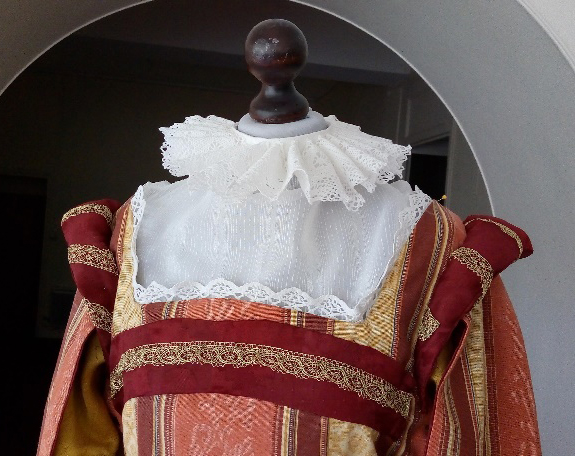 Détail du costume de Madame de Saint Luc