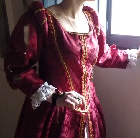 Détail du costume d’Élisabeth de Bourbon Vendôme