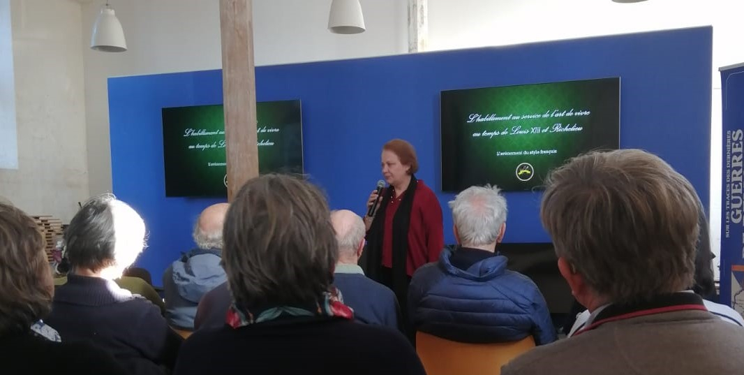 Photo de la conférence « L’avènement du style français. L’habillement sous Louis XIII et Richelieu : l’être et le paraître »