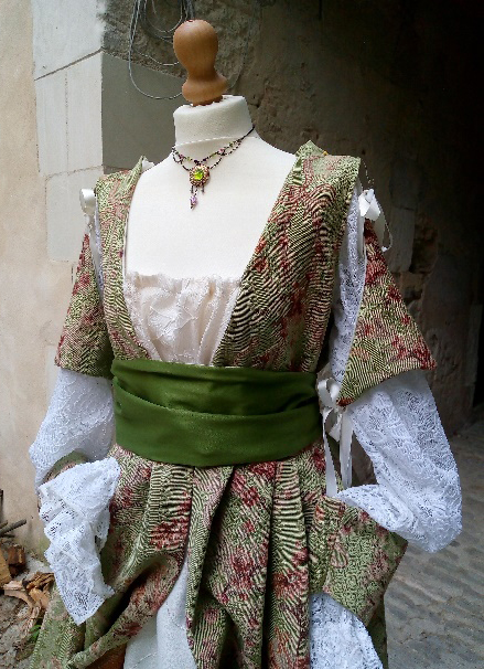 Détail du costume de Élisabeth de Gonzague