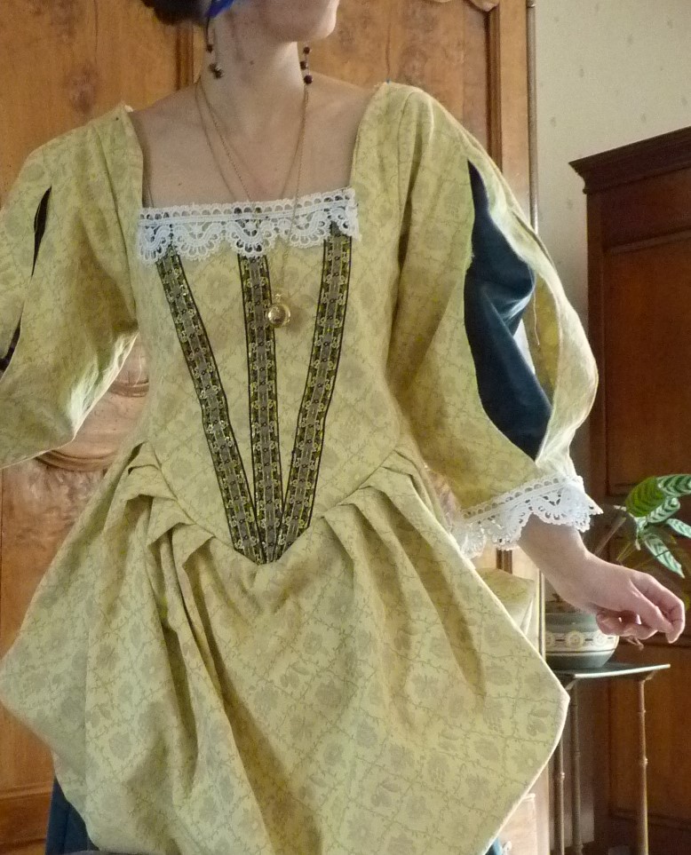 Détail du costume de la duchesse d’Aiguillon