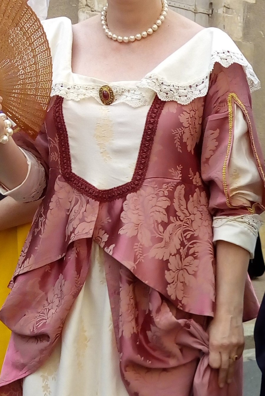 Détail du costume de Louise Marguerite de Lorraine