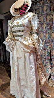 Thumbnail of the lady of Basché’s costume