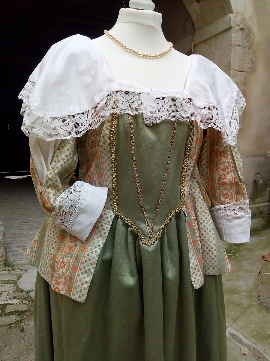 Détail du costume de Madame du Vernet
