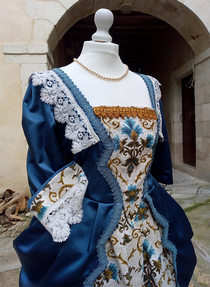 Détail du costume de Athénaïs de Montespan