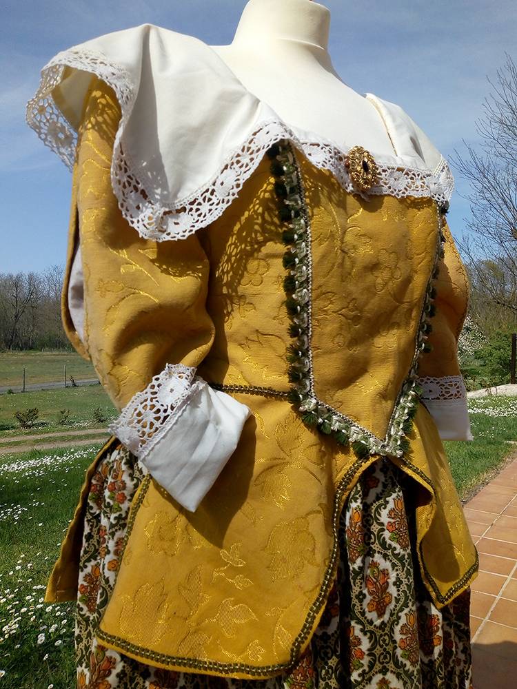 Détail du costume de Madame de La Mothe