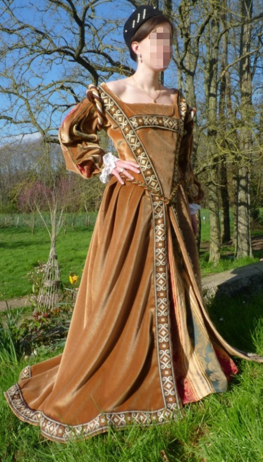 Lady of the Cloth of Gold meeting's costume